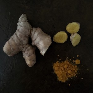 golden milk ingrediants: fresh turmeric root with powdered turmeric